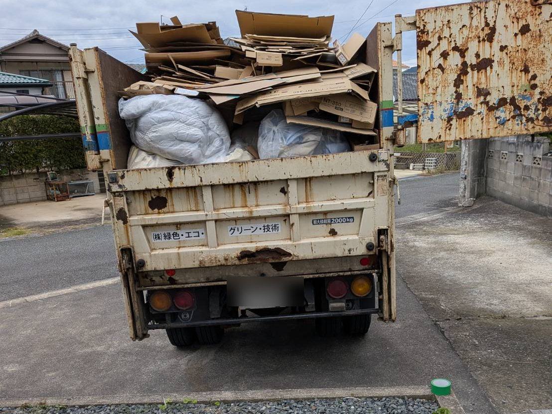 段ボールや布団を積み込んだ2トン車の荷台